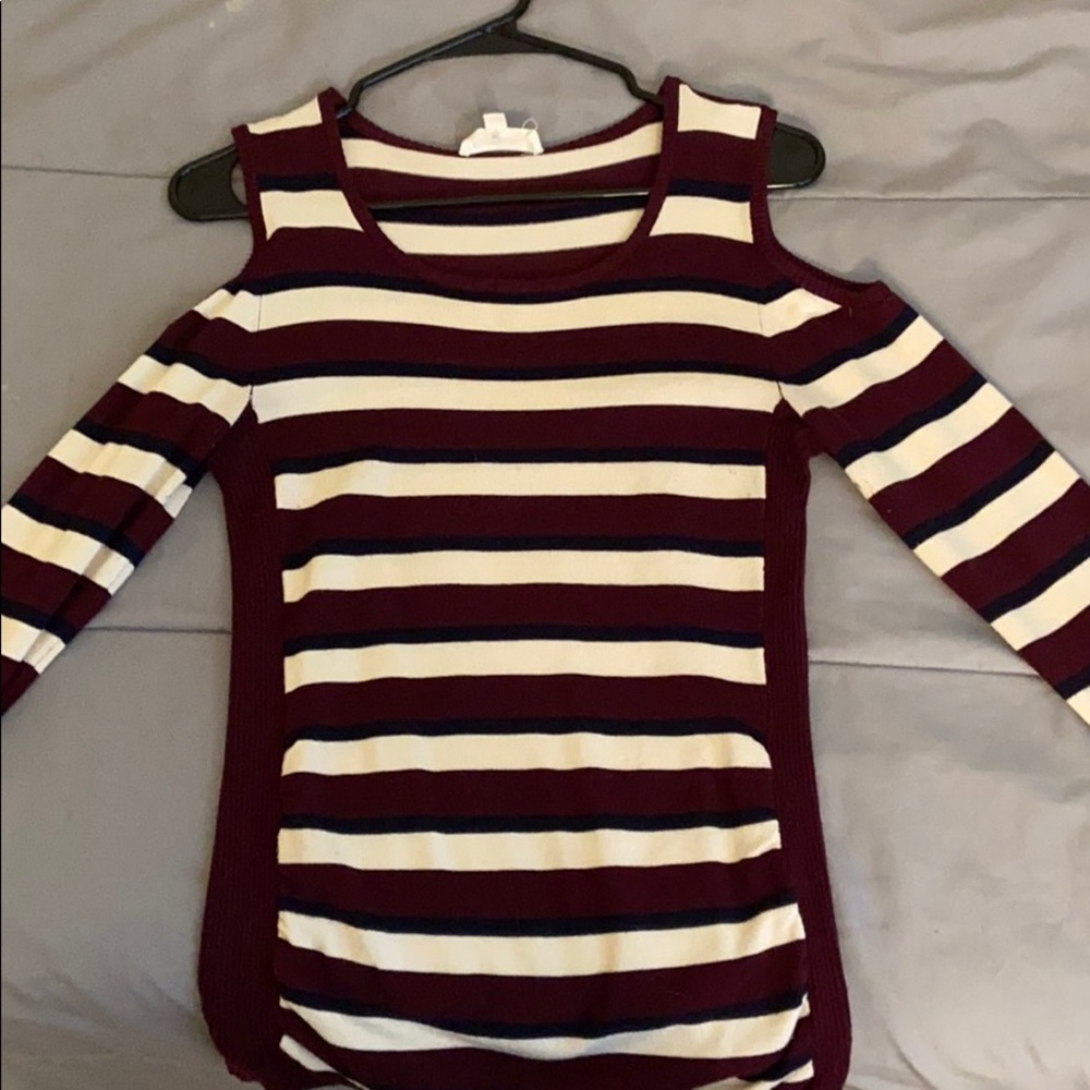 Long sleeve shoulder-cut shirt